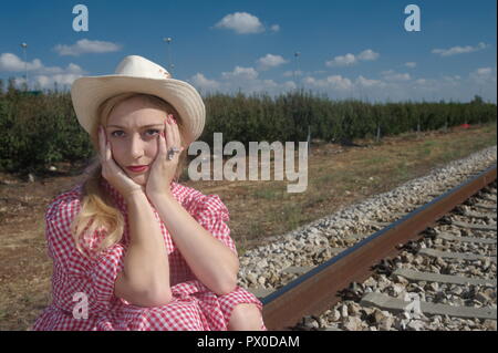 Eine erstaunliche blonde Frau die Anhaltechancen von Loco, Lokomotive fragen Stockfoto