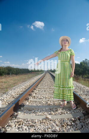 Eine erstaunliche blonde Frau die Anhaltechancen von Loco, Lokomotive fragen Stockfoto