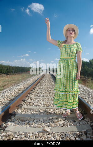 Eine erstaunliche blonde Frau die Anhaltechancen von Loco, Lokomotive fragen Stockfoto