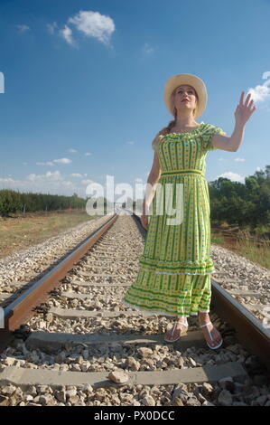 Eine erstaunliche blonde Frau die Anhaltechancen von Loco, Lokomotive fragen Stockfoto