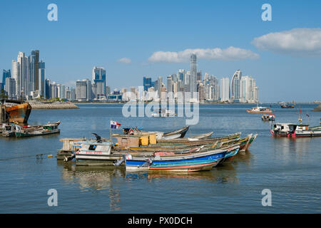 Panama City, Panama - März 2018: Fischerboote in der Nähe von Fischmarkt in Panama City mit Skyline im Hintergrund Stockfoto