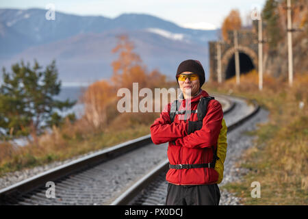 Touristische Fahrten, ein Fahrrad mit breiten Reifen am Ufer des Baikalsees. Herbst in Sibirien. Stockfoto