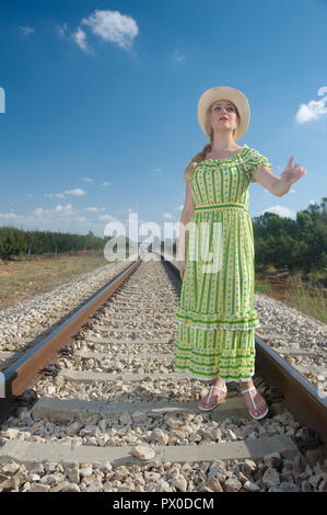 Eine erstaunliche blonde Frau die Anhaltechancen von Loco, Lokomotive fragen Stockfoto