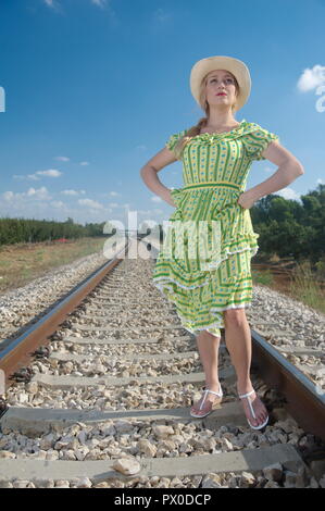 Eine erstaunliche blonde Frau die Anhaltechancen von Loco, Lokomotive fragen Stockfoto