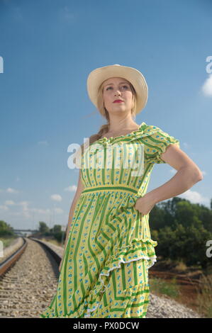 Eine erstaunliche blonde Frau die Anhaltechancen von Loco, Lokomotive fragen Stockfoto