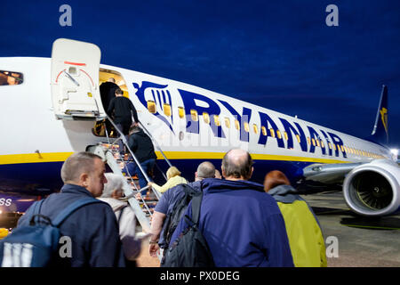 Ryanair Passagiere an Bord eines Flugzeugs für einen Flug von Glasgow Prestwick Flughafen. Stockfoto