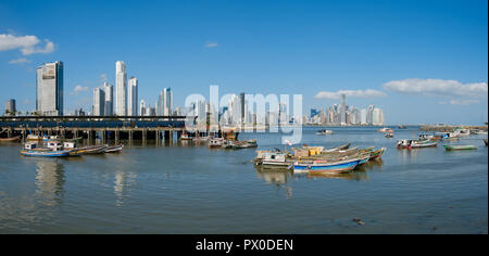 Panama City, Panama - März 2018: Fischerboote in der Nähe von Fischmarkt in Panama City mit Skyline im Hintergrund Stockfoto