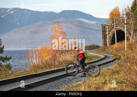 Touristische Fahrten, ein Fahrrad mit breiten Reifen am Ufer des Baikalsees. Herbst in Sibirien. Stockfoto