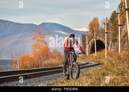 Touristische Fahrten, ein Fahrrad mit breiten Reifen am Ufer des Baikalsees. Herbst in Sibirien. Stockfoto