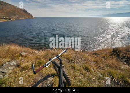 Touristische Fahrten, ein Fahrrad mit breiten Reifen am Ufer des Baikalsees. Stockfoto