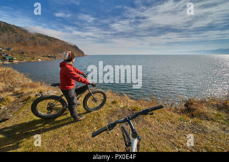 Touristische Fahrten, ein Fahrrad mit breiten Reifen am Ufer des Baikalsees. Stockfoto