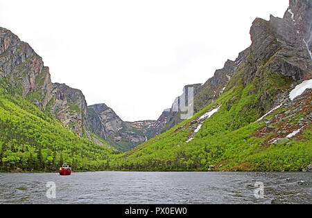 Tour Boot in Western Brook Pond, Gros Morne National Park, Neufundland, Kanada, Tischplatte in den Bergen, im Landesinneren fjiord Stockfoto