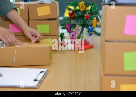 Start Small Business Owner Verpackung Karton am Arbeitsplatz. freier Mann Unternehmer Verkäufer bereiten Produkt Paket für die Lieferung an den Kunden. Stockfoto