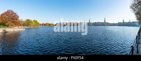 Panorama-aufnahme der Binnenalster in Hamburg an einem sonnigen Tag im Herbst Stockfoto