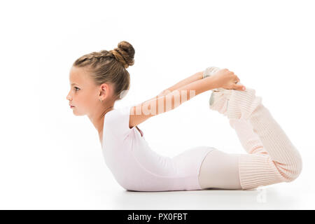 Seitenansicht der fokussierten Kleine Ballerina stretching auf weißem Hintergrund Stockfoto