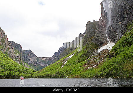 Wasser fällt in Western Brook Pond, Gros Morne National Park, Neufundland, Kanada, Tischplatte in den Bergen, im Landesinneren fjiord Stockfoto