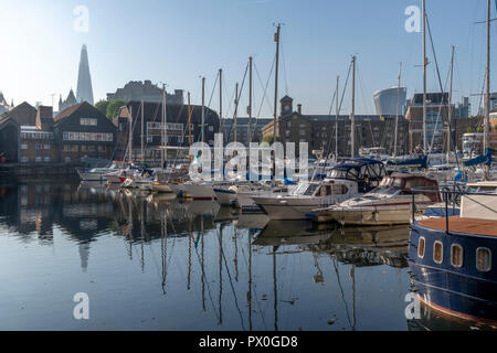 St Katherine's Dock, London. Tiefblauen Himmel und die Reflexionen in das Wasser, das von der Themse. In der Nähe der Tower Bridge ist bei Touristen sehr beliebt ist. Stockfoto