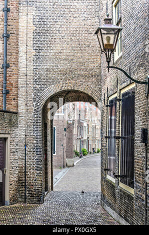 Dordrecht, Niederlande, 13. August 2018: Passage durch ein Tor in der Altstadt Stockfoto
