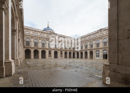 Torbögen und Innenhof Der Königspalast (Palacio Real de Madrid), Madrid, Spanien Stockfoto