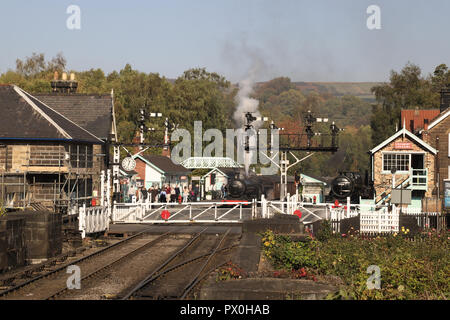 Dampfzug mit Kutschen in Grosmont Station in North Yorkshire warten zu Pickering auf der NYMR Museumsbahn abzuweichen. Stockfoto