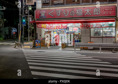 Eine Nacht, Road Side Shot, in einem ruhigen Wohngebiet in einem offenen Laden um die Ecke in Tokio, Japan. Stockfoto