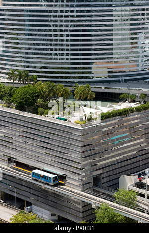 Eine hochrangige, in der Nähe Kultur Tag geschossen, während des Sommers von Downtown Miami Bank von Amerika, Florida, USA. 1987 Gebäude abgeschlossen. Stockfoto