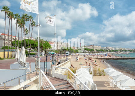 Cannes, Frankreich, 15. September 2018: Der Strand von Die französische Stadt Cannes an der Côte d'Azur Stockfoto