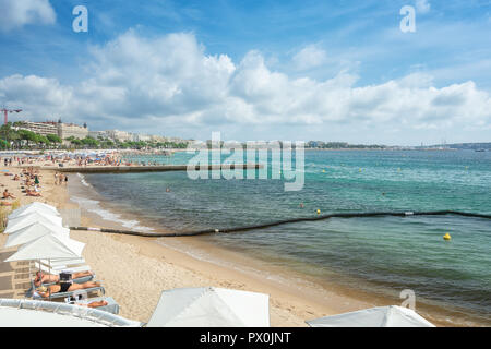 Cannes, Frankreich, 15. September 2018: Der Strand von Die französische Stadt Cannes an der Côte d'Azur Stockfoto