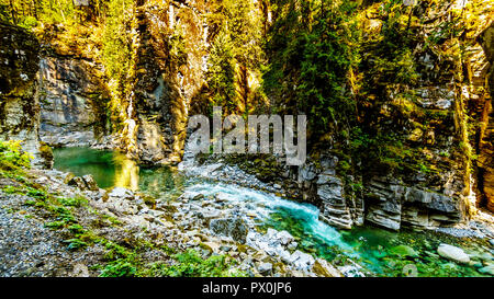 Das türkisfarbene Wasser des Coquihalla River fließt durch den Coquihalla Canyon und die Othello Tunnels der alten Kettle Valley Railway in BC Stockfoto