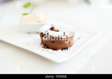 Schöne souffle und vannila Eis Stockfoto