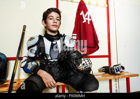 Hockey Player Vorbereitung auf Spiel in der Umkleide Stockfoto