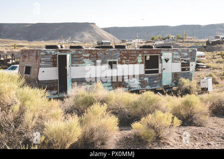 Aufgegeben von Anhängern, Geräten, Reifen und Fahrzeuge in der Wüste in Goldfield Nevada Stockfoto