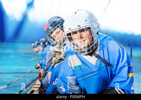 Hockey Player üben mit Mannschaftskameraden auf der Eisbahn Stockfoto