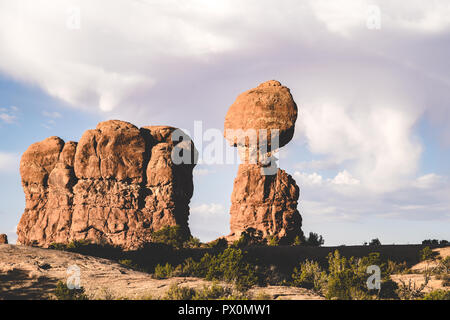 Früh morgens am Balanced Rock in Utah Arches National Park im Sommer Stockfoto