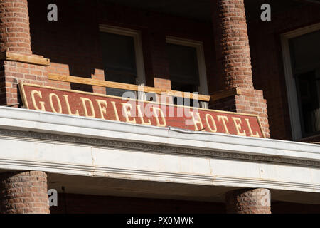 Nahaufnahme der Goldfield Hotel sign in Goldfield, Nevada. Das Hotel wird aufgegeben und angeblich spukt Stockfoto