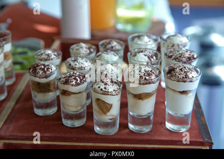 Glas Latte Macchiato Kaffee hautnah. Stockfoto
