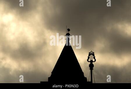 Silhouette von Weißstorch, Ciconia ciconia, Migration über die Maltesischen Inseln. Vogel ruht Balancieren auf Kirchturm der katholischen Kirche, Malta Stockfoto