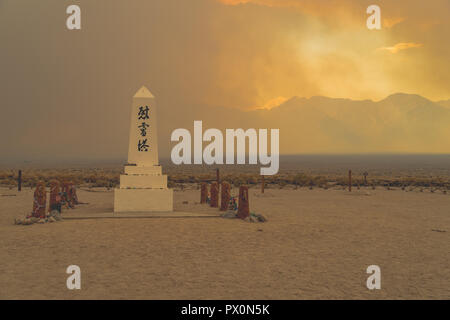 Manzanar National Historic Site Monument im Inyo County in Kalifornien. In der Nähe wildflire gibt einen orange smokey Farbton, der auf das Foto Stockfoto
