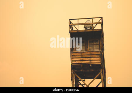 In der Nähe der japanischen Internierungslager Manzanar in Unabhängigkeit Kalifornien von Guard Tower, während einer smokey wildfire, orange Haze in den Himmel Stockfoto