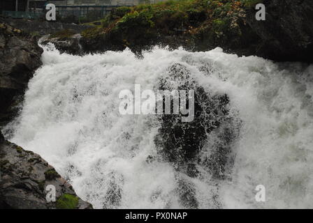 Geiranger Wasserfall, Wasser auf Felsen fallen. Stockfoto