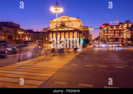 Moskau, Russland - August 1, 2108: Kreuzung mit einem fußgängerüberweg am Bolschoi Theater in Moskau. Nacht Stadt leben in Russland Stockfoto