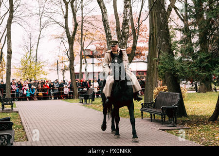 Gomel, Belarus - November 7, 2017: Die Weiße Garde Reiter auf einem schwarzen Streitross Fahrten entlang der Ally eine Präsentation zu den Großen Oktober Rev gewidmet Stockfoto