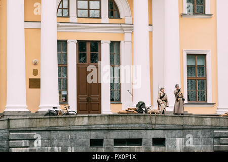 Gomel, Belarus - November 7, 2017: Rumyantsev-Paskevich Palace am Eingang, von denen gibt es zwei Weiße Wächter auf der Hut. Veranstaltung der Große Oktober R Stockfoto