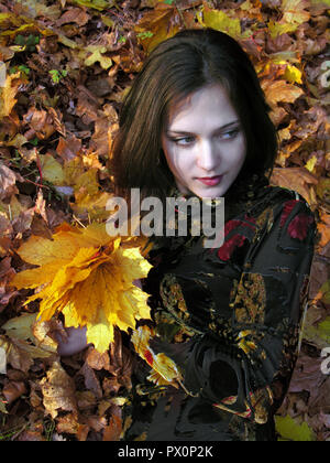 Konzeptionelle Portrait von Junge attraktive Frau im Herbst Park Stockfoto