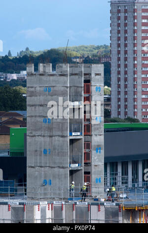 Die Bauarbeiten weiter auf neue Wohnhäuser in neun Ulmen, South London. Okt 2018. Stockfoto