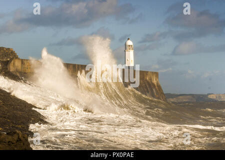 PORTHCAWL, WALES - Oktober 2018: Wave Krachen gegen die Hafenmauer bei Flut in Porthcawl, Wales. Stockfoto