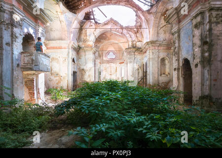 Innenansicht eines verlassenen Kirche in Italien. Stockfoto