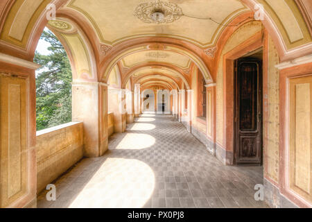 Blick entlang der Flur in einer verlassenen Villa in Italien. Stockfoto