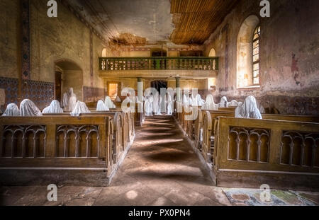Eine Sammlung von Gips Geister, Teil eines Kunstprojekts, in dem verlassenen St. George's Kirche in der Tschechischen Republik. Stockfoto