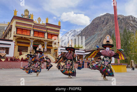 Gelugpa Mönche tanzen an der Diskit Kloster Gustor Festival, Nubra Valley, Ladakh, Indien Stockfoto